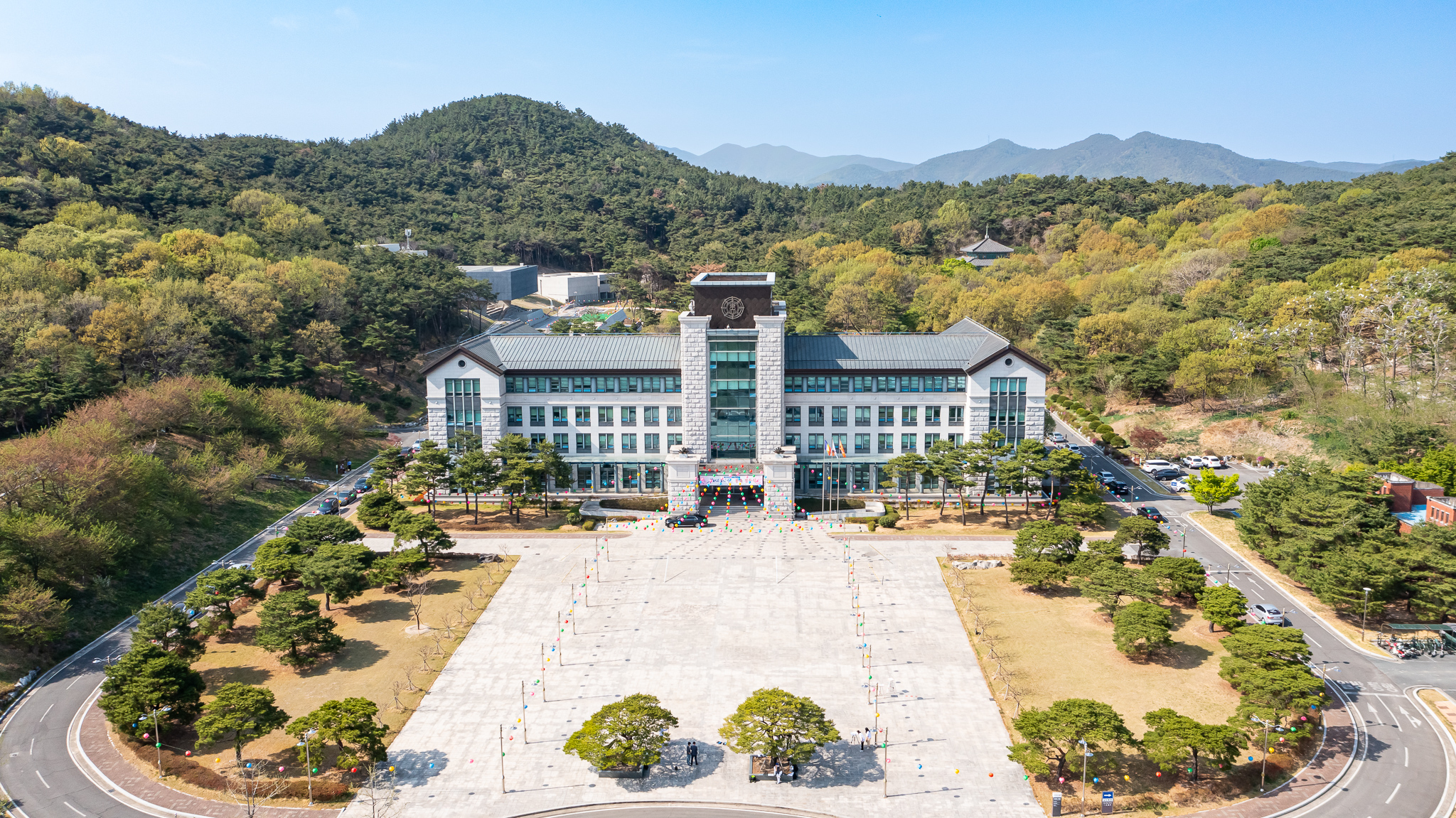 4월 백주년기념관 광장 